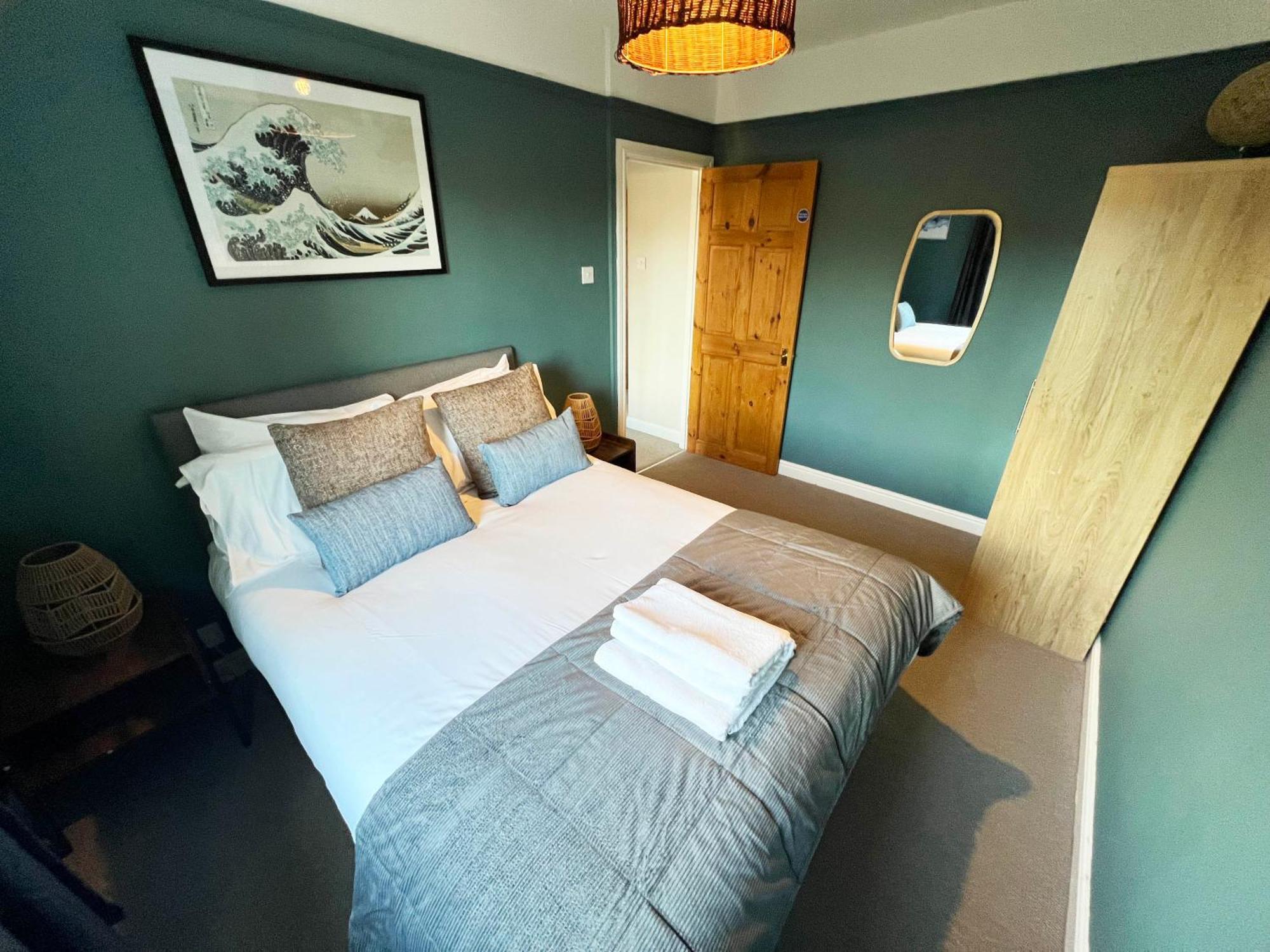 Recently Refurbished 3 Bedroom Home With Parking - Perfect For Longstays - Sleeps 8 체스터 외부 사진