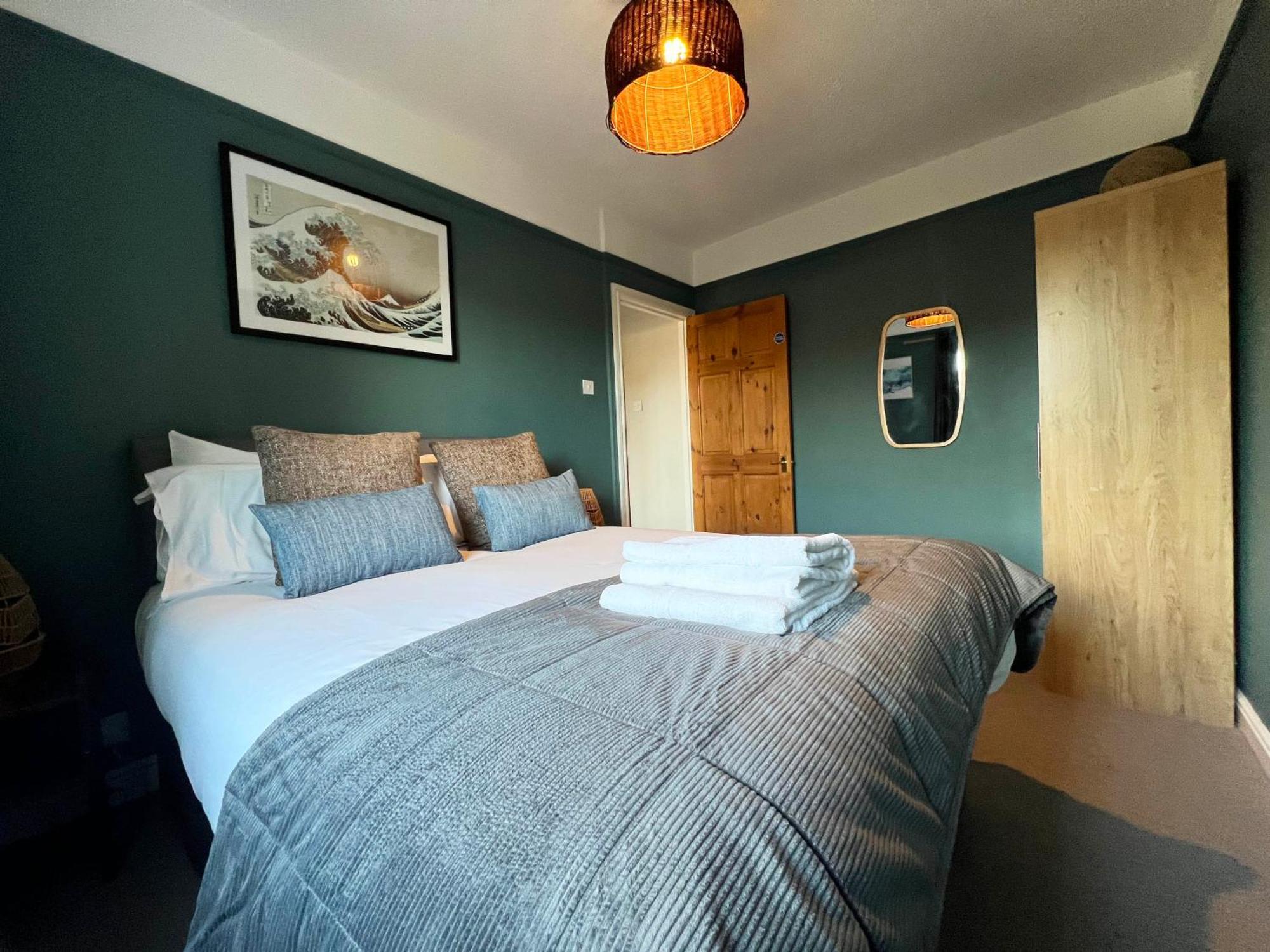Recently Refurbished 3 Bedroom Home With Parking - Perfect For Longstays - Sleeps 8 체스터 외부 사진